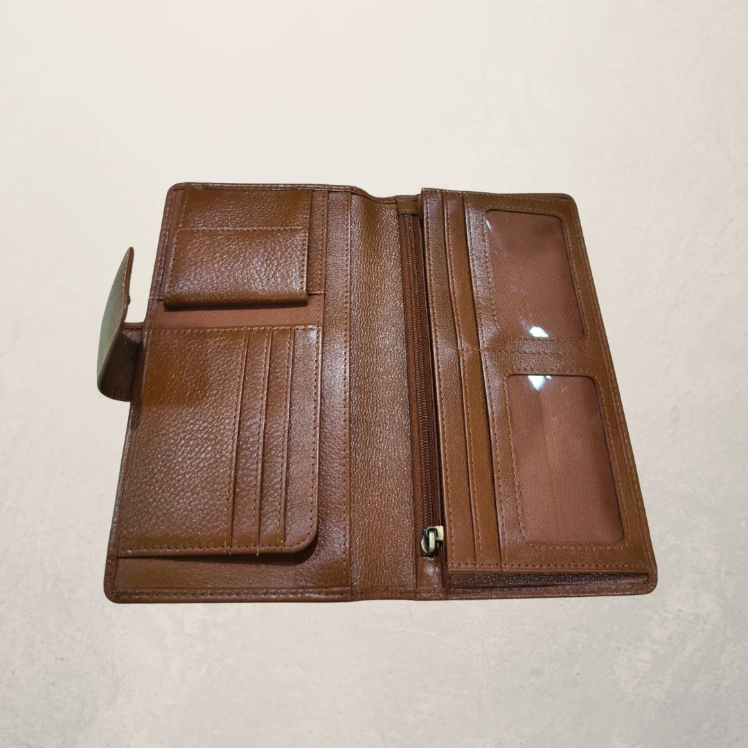 Wallets & Clutches photo 1